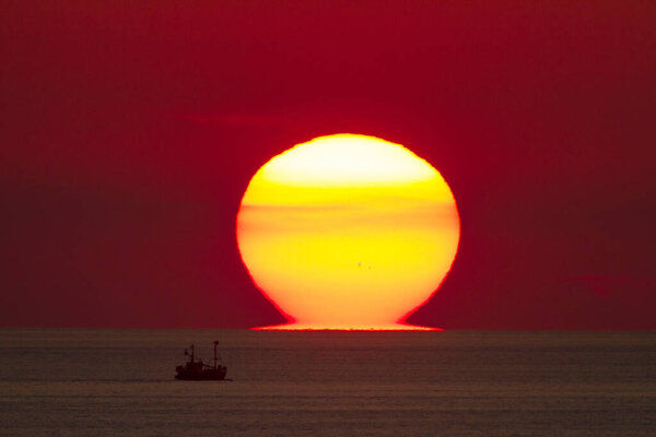 Солнце касается поверхности Адриатического моря, закат в природном парке Теласкика
