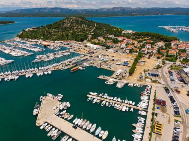 Hırvat Adriyatik 'teki Murter kasabası ve adasının hava manzarası