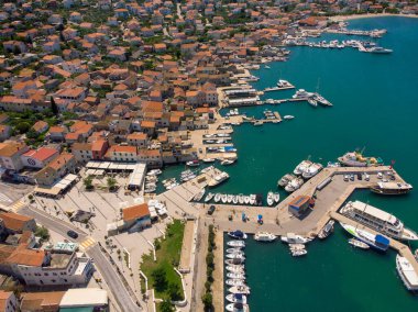 Hırvat Adriyatik 'teki Murter kasabası ve adasının hava manzarası