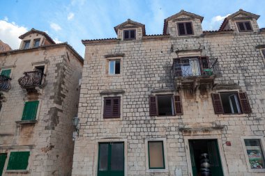 Hırvatistan 'ın Omi kentinde eski taş binaların olduğu bir cadde
