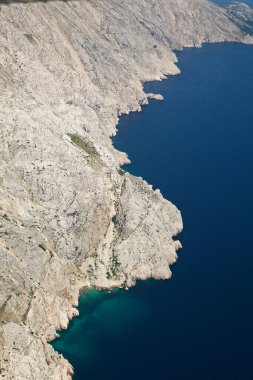 Krk, Adriyatik Denizi ve Hırvatistan 'dan sarp kayalıklar