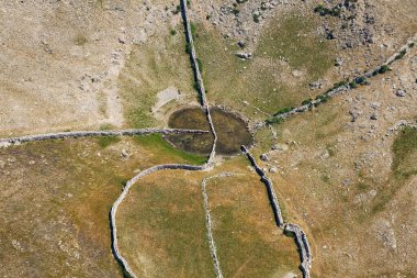 Hırvatistan 'ın Krk adasındaki tatlı su göletinin hava manzarası