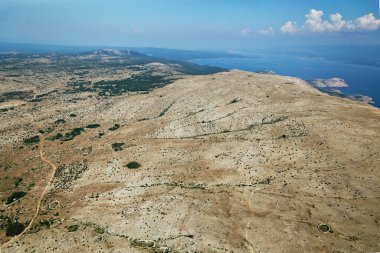 Krk, Adriyatik Denizi ve Hırvatistan 'dan sarp kayalıklar