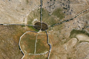 Hırvatistan 'ın Krk adasındaki tatlı su göletinin hava manzarası