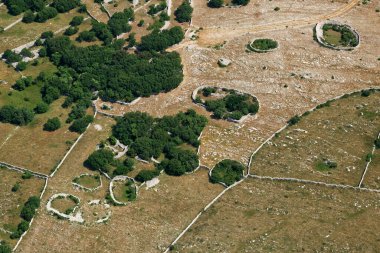 Hırvatistan 'ın Krk adasındaki kuru duvar labirentinin hava manzarası