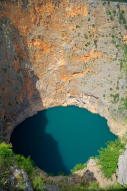 Hırvatistan 'ın Imotski kenti yakınlarında Crveno jezero (Kızıl Göl)