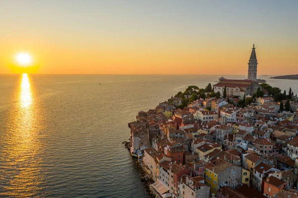Rovinj kasabasının gün batımında çekilmiş hava fotoğrafı, Hırvatistan 'ın Istra kenti