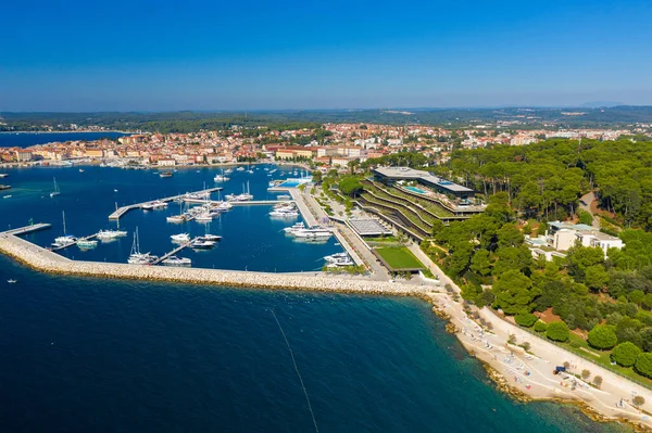 Luftaufnahme Von Hotels Strand Und Yachthafen Der Stadt Rovinj Istra — Stockfoto
