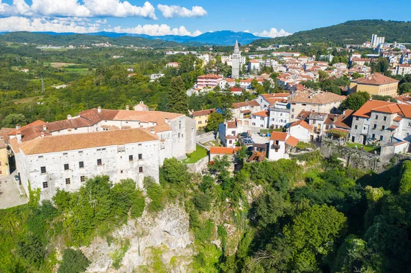 İlkbaharda Pazin 'in tarihi merkezinin havadan görünüşü, Hırvatistan' ın Istra kenti
