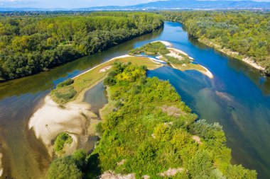 Zagreb yakınlarındaki Sava Nehri üzerindeki çakıl barının hava görüntüsü