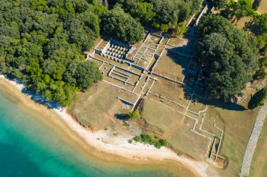 Brijuni Ulusal Parkı 'ndaki Roma villası kalıntılarıyla Verige Körfezi harabeleri.