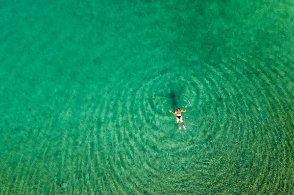 クロアチア アドリア海のブリユニ国立公園の澄んだ海で泳ぐ少女の空中風景 — ストック写真
