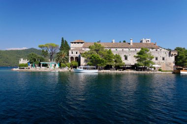 Mljet Adası 'ndaki Saint Benedict Manastırı, Hırvatistan' daki Adriyatik Denizi