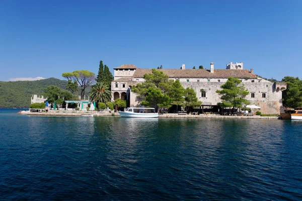 Mljet Adası 'ndaki Saint Benedict Manastırı, Hırvatistan' daki Adriyatik Denizi