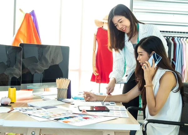 Asyalı Kadın Tasarımcı Kadın Kıyafetlerinin Tasarımı Hakkında Müşterilerine Danışmak Için — Stok fotoğraf