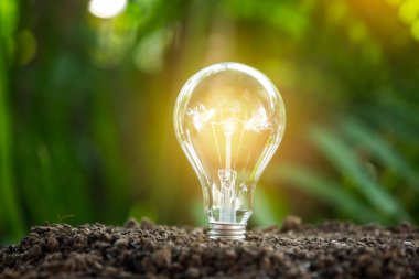 Doğaya karşı el ele tutuşan ampul, yenilenebilir enerji kaynakları için simgeler,
