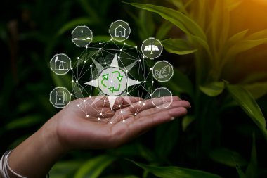 Çevre simgeleriyle el ele tutuşan teknoloji, yeşil arkaplanda Ağ bağlantısı üzerinden.