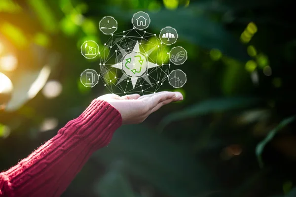 Technologia Trzymanie Rękę Ikonami Środowiska Przez Połączenie Sieciowe Zielonym Tle — Zdjęcie stockowe
