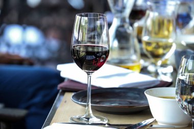 Yiyecek ve içecek, şarap kırmızı ve bir arkadaş için, bir barda veya bir restoranda