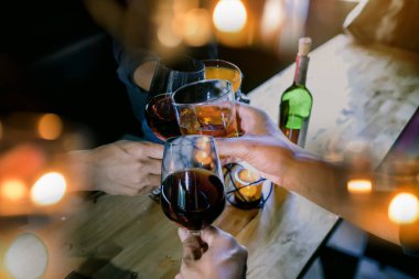 Yiyecek ve içecek, şarap kırmızı ve bir arkadaş için, bir barda veya bir restoranda