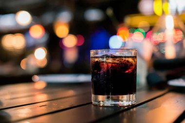 Barmen viski ikram ediyor, ahşap barda., 
