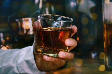 Barmen viski ikram ediyor, ahşap barda., 