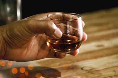 Barmen viski ikram ediyor, ahşap barda., 
