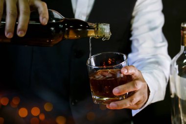 Barmen viski ikram ediyor, ahşap barda.,