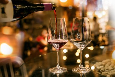 Barmen, ahşap barın üzerinde şarap ikram et., 