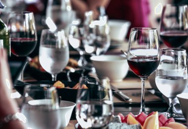 Partideki kırmızı şarap arkadaşları., 