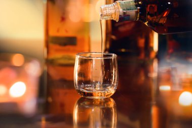 Barmen viski ikram ediyor, ahşap barda.,