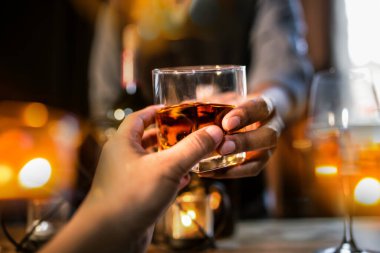 Barmen viski ikram ediyor, ahşap barda.,