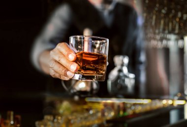 Barmen viski ikram ediyor, ahşap barda., 