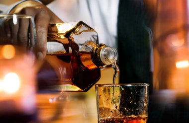 Barmen viski ikram ediyor, ahşap barda., 