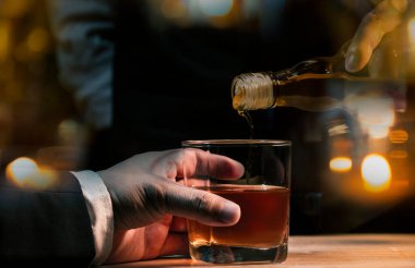 Barmen viski ikram ediyor, ahşap barda., 