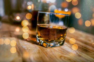 Barmen viski ikram ediyor, ahşap barda., 