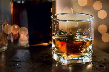 Barmen viski ikram ediyor, ahşap barda., 