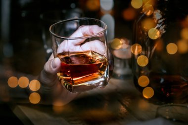 Barmen viski ikram ediyor, ahşap barda., 