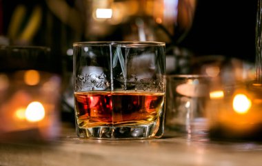 Barmen viski ikram ediyor, ahşap barda., 