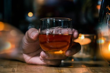 Barmen viski ikram ediyor, ahşap barda., 