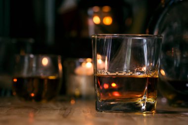 Barmen viski ikram ediyor, ahşap barda., 