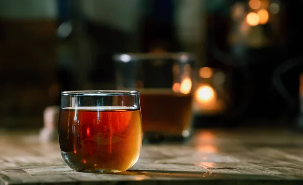 Barman Servir Whiskey Barra Madeira — Fotografia de Stock