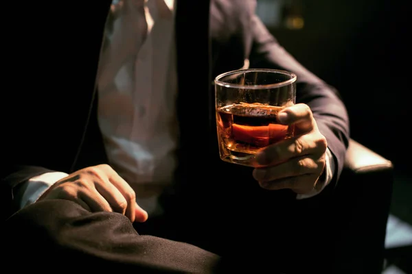 Biznesmeni Bliska Trzymający Szklankę Whisky — Zdjęcie stockowe