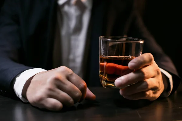 Biznesmeni Bliska Trzymający Szklankę Whisky — Zdjęcie stockowe