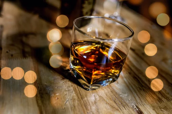 Barman Służyć Whisky Drewnianym Barze — Zdjęcie stockowe