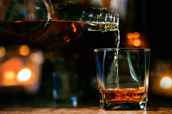 Barman Służyć Whisky Drewnianym Barze — Zdjęcie stockowe