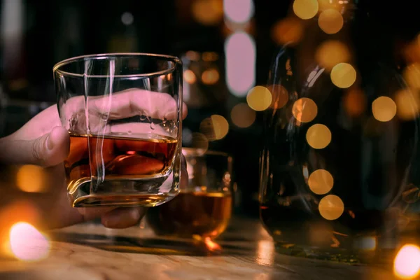 Barmen viski ikram ediyor, ahşap barda., 