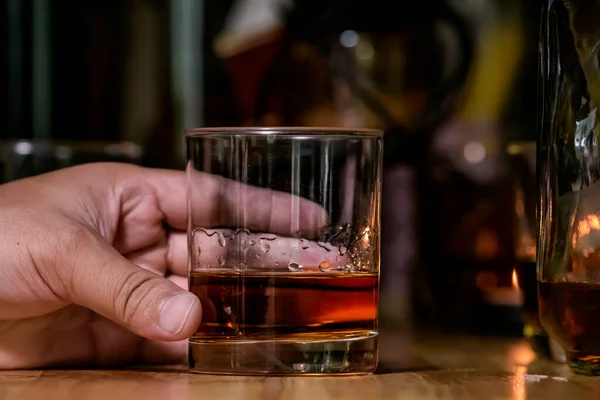 Barman Służyć Whisky Drewnianym Barze — Zdjęcie stockowe