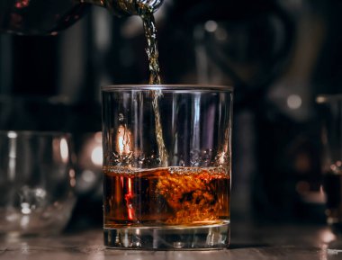 Barmen viski ikram ediyor, ahşap barda., 