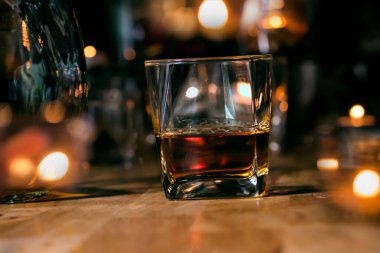 Barmen viski ikram ediyor, ahşap barda., 